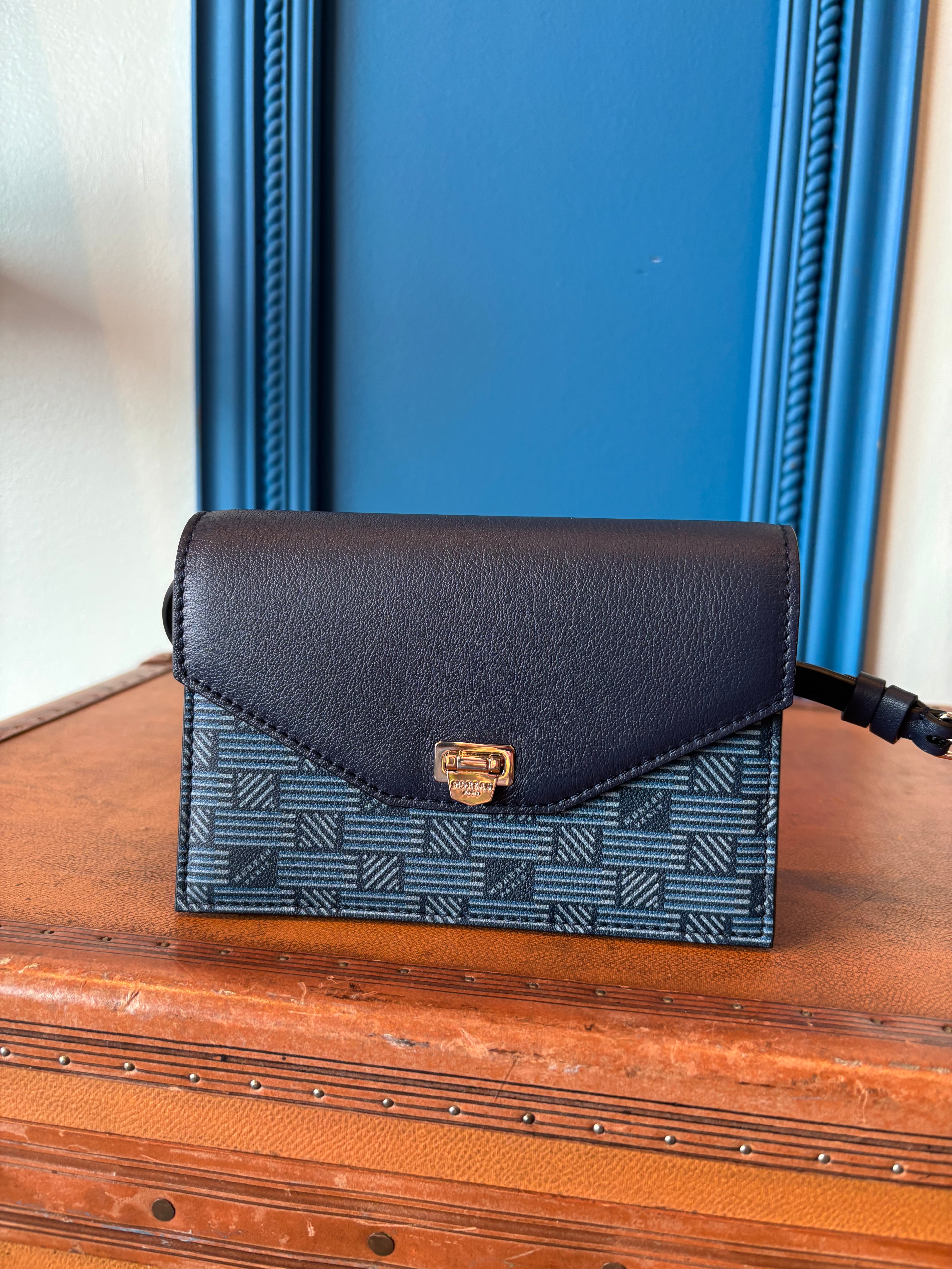 CROSSBODY FLAP
